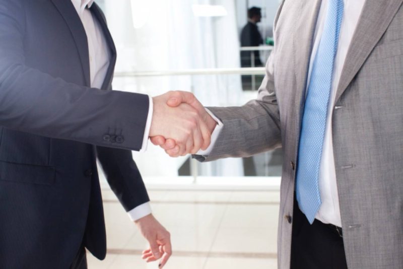 男性　2人　ビジネス　握手