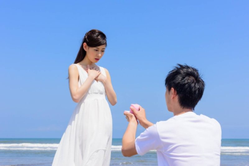 男性　女性　カップル　プロポーズ　告白