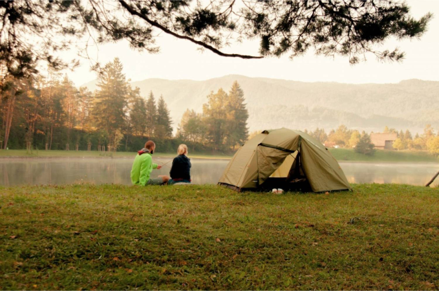 湖畔　キャンプ　テント　男性　女性　外国人